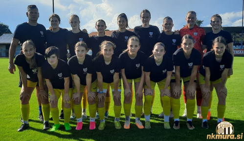 Kadetinje Mure proti članski ekipi WFC Drava (30. julij 2023). Stojijo od leve: Robert Berendijaš (trener), Asja Cvetkovič, Katinka Pevnik Skaza, Dominika Pušenjak, Rosemarie Kepe, Hana Serec, Lana Jakšič,Teja Truntič, Živa Rakovec. Čepijo od leve: Teja Duh, Kaja Kralj, Lana Šernek, Nuša Škrobar, Marij Branšperger, Lana Kavaš, Neža Hrga in Ana Marija Kršljin Stojič.
