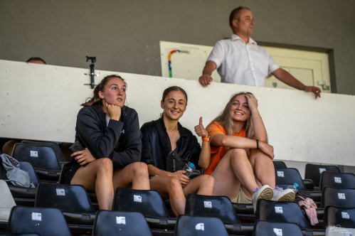 Nove igralke: Nikolina Plavšić, Yana Malakhova in Sara Adam, v ozadju član upravnega odbora Ciril Horvat.