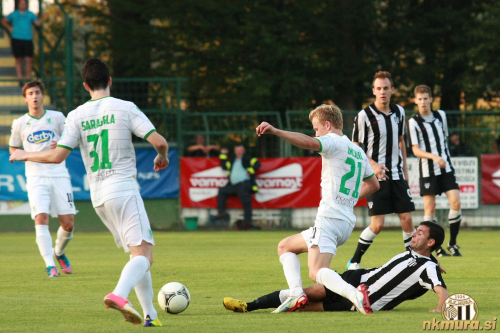 Tekma 4. kroga sezone 2012/13 med Muro 05 in Olimpijo. Na tleh je Arpad Vaš. Akcijo opazujeta Matic Maruško in Denis Kramar.