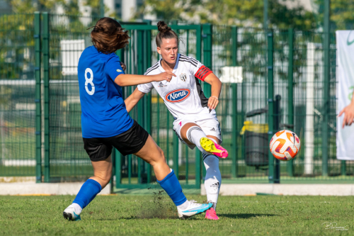 Dve kapetanki. Špela Kolbl in Žana Bjelkić.