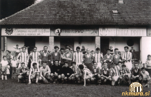 Reprezentanca Pomurja (temni dresi) in OFK Beograd. Stojijo od leve: Sreten Davidović, Sava Antić, Jože Varga (Nafta), Anton Šarotar, Ladislav Kulčar, Jože Norčič, __, Ludvik Norčič, Vasilije Šijaković, Vladimir Žabkar, Feri Maučec, Živko Josić. Čepijo od leve: Bojan Skalar, Miloš Grujić, Srboljub Krivokuća, Ivo Đurinek, Alojz Zach, Vojislav Gaković, __, Tone Dominko (Nafta), Janez Sečko, Josip Skoblar, __, Radovan Gojkov, Adi Erjavec. Bralce prosimo za razpoznavanje oseb.