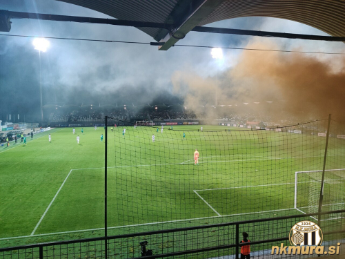 Pogled na igrišče v prvem polčasu.