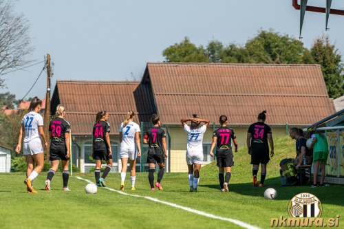 Odhod v slačilnice.  Od leve: Bojana Petkova, Lea Dolinar, Thalita Ellen Silva Bomfim, Iva Jovanoska, Špela Kolbl, Victoria Thalita Alvarenga Dias, Yana Malakhova in Špela Rozmarič.