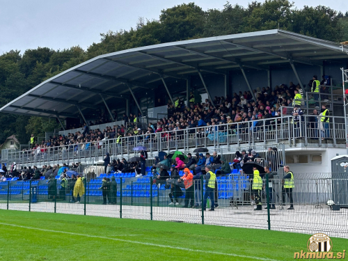 Rogaška je tekmo odigrala pred prenovljenimi tribunami. Zanimiv retro detajl - gledalci spremljajo tekmo z dežniki, ki jih na Fazaneriji ne smemo prinesti na stadion.