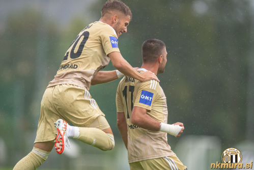 Niko Kasalo in Amadej Maroša po doseženem zadetku.