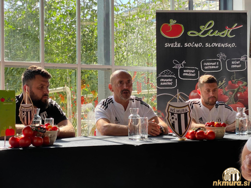 Tiskovna konferenca na Luštni domačiji v Renkovcih. Od leve Smiljan Kuhar (predstavnik za stike z javnostjo), Vladimri Vermezović in Amadej Maroša.