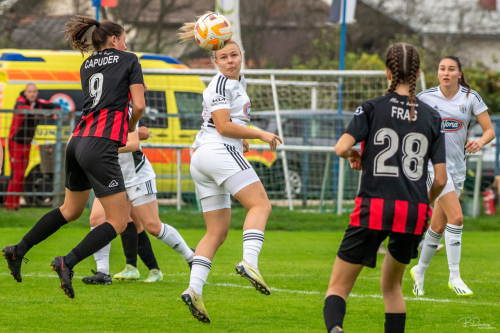 Noelle Vilčnik v skoku.