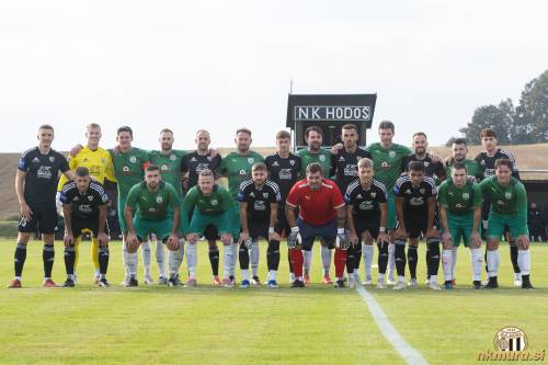 Skupinska fotografija pred pričetkom tekme Hodoš : Mura (18. 10. 2023). Zgornja vrsta: Gaber Dobrovoljc, Klemen Mihelak, Uroš Andrejek, Alen Jančar, Matic Maruško, Tadej Vlaj, Mihajlo Spasojević, Martin Benkič, Leard Sadriu, Iztok Kerčmar, Žiga Kous, Gergy Janos Tòth, Filippo Tripi. Spodnja vrsta: Amadej Maroša, Martin Knaus, Richard Horvath, Roko Jurišić, Sandi Škerlak, Niko Kasalo, Darick Kobie Morris, Renato Škaper in Patrik Bita.