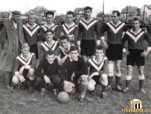 Nogometaši Sobote na tekmi proti Kladivarju (23. oktober 1960). Stojijo od leve: Zelko (trener), L. Norčič, Drvarič, J. Norčič, Dozet, Skalar, Sečko. Čepijo: Potočnik, Šarotar, Morčič, Miloševič, Vrdjuka in Maučec.