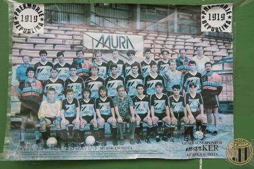 Mura pred pričetkom sezone 1992/93. Zgornja vrsta (od leve): Vlado Banko (sekretar), Mirsad Granov, Jože Kosi, Nikola Škrbić (pomočnik trenerja), Anton Slavic, Robert Belec, Roman Buzeti, Jože Vori, Adamo Baranja, Milovan Tarbuk (vodja strokovnega štaba), Ervin Kerčmar (tehnični direktor). Srednja vrsta: Milivoj Gavrilović (trener vratarjev), Bojan Jančar, Dani Lebar, Franc Cifer, Marinko Šarkezi, Zoran Zetić, Duško Vicković, Janko Irgolič, Ekrem Omerović, dr. Bojan Korošec (zdravnik). Spodnja vrsta: Kristijan Zver, Darko Ivančič, Joco Baranja, Kristijan Cener, Milan Mörec (predsednik), Smiljan Cener, Tomaž Emeršič, Jože Kokaš, Franc Krančič.