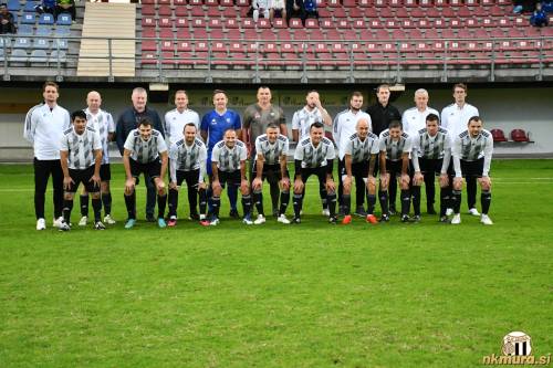 Veterani Mure. Stojijo od leve: Matej Mešič, Robert Belec, Feri Cifer, Darjan Slavic, Dragan Miličevič, Tadej Jančar, Sebastjan Rajnar, Duško Vickovič, Vinko Buzeti, Danijel Škrbić. Čepijo od leve: Jožef Kokaš, Iztok Kerčmar, Denis Kežmah, Srečko Kovačec, Goran Logar, Franc Krančič, Drago Car, Zdenko Merič, Štefan Horvat, Dejan Vrečič. Manjkajo Goran Gutalj, Ervin Kutoš in Blaž Kous.