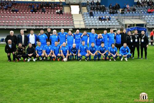 Veterani Nafte. Stojijo od leve: Ivan Oletič, Ivan Oberstar, Arpad Horvat, Zlatko Herceg, Safet Jahić, Janos Meszelics, Grega Pleh, Slavko Režonja, Boštjan Zemljič, Luka Murk, Emil Pal, Leon Horvat, Marjan Drvarič, Dean Novak, Bojan Bertalanič, Duško Vickovič, Saša Pahor, Denis Karakatič, Mario Pal.

Čepijo od leve: Andrej Pečelin, Peter Pečelin, Vedran Vinko, Borut Gerenčer, Leon Šooš, Gregor Bunc, Ladislav Šabjan, Gojko Lukič, Roland Polareczki, Laszlo Horvath, Julijan Lebar, Tine Pečelin, Nikolaj Biro.