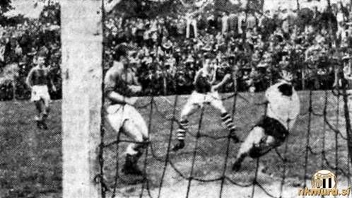 Maribor : Sobota (14. maj 1961). 25. minuta tekme Maribor : Sobota je bila menda odločilna. Na fotografiji vidimo Maučeca (v sredini), kako je ušel Keku in takoj ostro streljal. Eferl se je pognal z vso močjo, toda žoga je odšla meter čez vratnico.