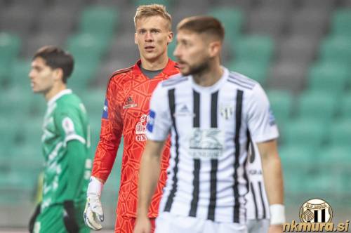 V ozadju Ivan Posavec, Klemen Mihelak in v ospredju Roko Jurišić.