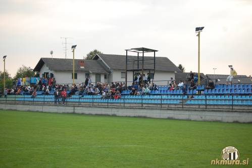 Pogled na tribuno v Šenčurju.