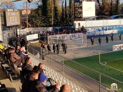 Viole sprva niso želele v prostor za gostujoče navijače. Po posredovanju policije in varnostnikov so nato to vseeno storile.