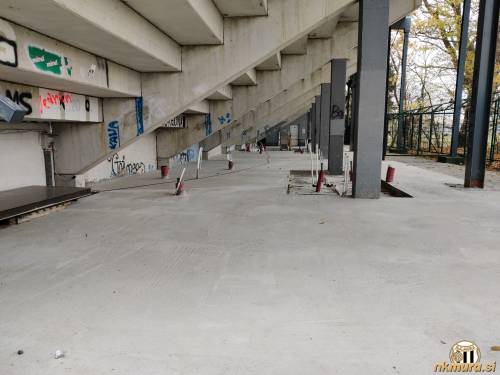 Pod severno tribuno na dan 27. novembra 2023.