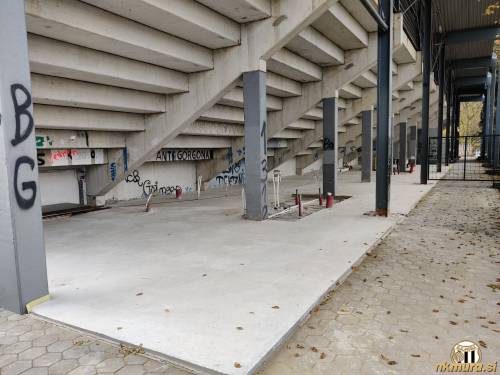 Gramoz pod severno tribuno je zamenjala betonska plošča.