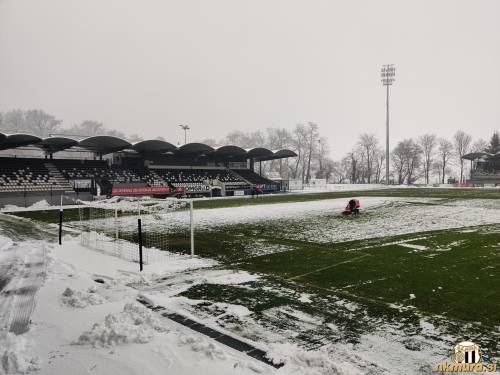 Odtranjevanje snega z igrišča.
