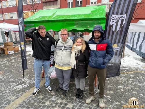 Kai Cipot (levo) in Klemen Pucko (desno) z obiskovalcema na Miklošovon senji.