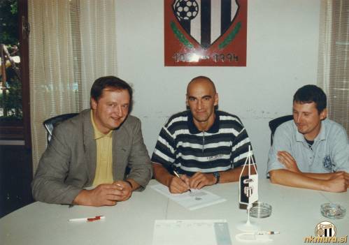 Marijan Bakula, ko je leta 1993 podpisal pogodbo z Muro. Levo je takratni direktor Mure Ervin Kerčmar.