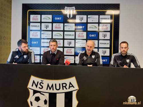 Novinarska konferenca. Od leve: Smiljan Kuhar (predstavnik za medije), Robert Koren (športni direktor), Vladimir Vermezović (trener), Žiga Kous (kapetan ekipe).