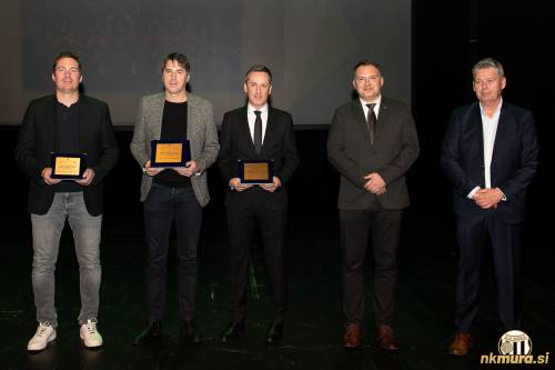 Poslovni direktor Mure Aleš Kegelj (v sredini) je prejel priznanja za 2. mesto v kategoriji Najboljše moške športne ekipe v Mestni občini Murska Sobota v letu 2023 med kolektivnimi športi.