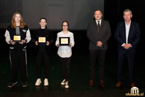 Najboljše športnice. Od leve Hana Bedernjak, Špela Kolbl in Urška Martinec v družbi župana Damjan Anželja in predsednika športne zveze Andreja Gombošija.