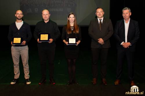 Član upravnega odbora NŠ Mura Simon Jakšič (drugi z leve) prejema priznanje v kategoriji Najboljše ženske športne ekipe v Mestni občini Murska Sobota v letu 2023 med kolektivnimi športi.