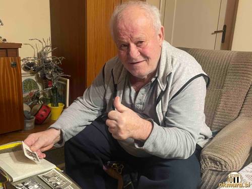 Nekdanji nogometaš Mure Stevo Perić ob obujanju spominov in ogledu albuma z Murinimi fotografijami. Desetega februarja je vstopil v 85. leto življenja.