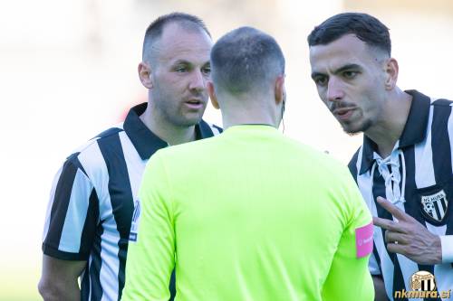 Matic Maruško in Leard Sadriu v pogovoru z glavnim sodnikom Davidom Šmajcem.