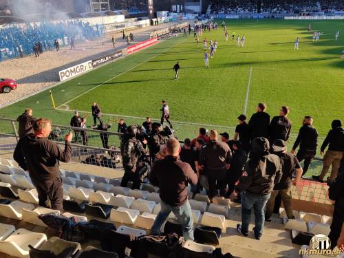 Dogajanje na severni tribuni in prva pomoč ponesrečencem.