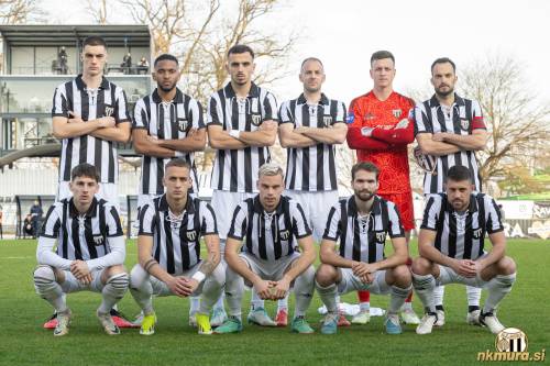 Začetna enajsterica Mure proti Mariboru. Stojijo od leve: Borna Proleta, Julien Lamy, Leard Sadriu, Matic Maruško, Florijan Raduha, Žiga Kous. Čepijo: Žan Trontelj, Timotej Brkić, Aljaž Antolin, Klemen Pucko in Amadej Maroša.