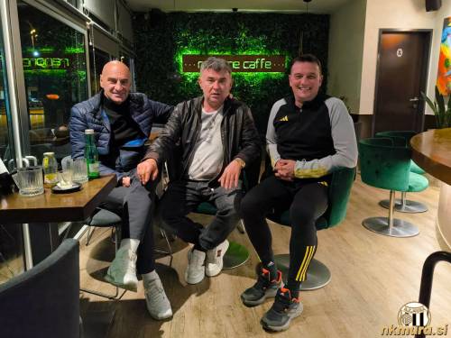 Po koncu tekme Mura : Maribor so se dobili trije brez katerih ni bilo Mure v devetdesetih letih. Marijan Bakula, Srečko Ilić in Goran Gutalj. Fotografija je nastala 18. februarja 2024.