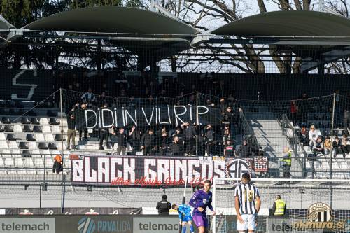 Navijaška skupina Black Gringos  se je poklonila preminulemu Didiju.