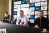 Novinarska konferenca ob ustoličenju Antona Žlogarja za novega Murinega stratega. Levo je predstavnik za medije Smiljan Kuhar, desno pa športni direktor Robert Koren.