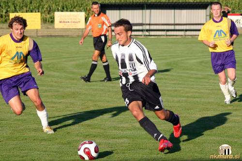 Danilo Šiško na tekmi proti Čardi v Martjancih. Skrajno levo je Leon Horvat. Fotografija je s pripravljalne tekme med Čardo in Muro (1. avgust 2007).