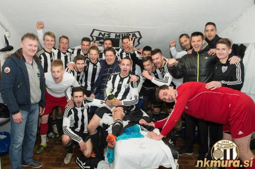 Skupinska fotografija po zmagi nad Križevci (26. marec 2016). Franc Cifer (trener), Rok Kotnik, Tadej Cipot, Denis Potrč, Alen Kozar, Klemen Pucko, Saša Celec, Niko Slana, Niko Kisilak, Robert Kuzmič (član UO), Darko Atanasov, Nikola Tompa, Mihael Karas, Kevin Toth, Patrik Raduha, Aleš Luk, Luka Ivanič, Saša Lalović Danilo Šiško, Leon Šeruga.