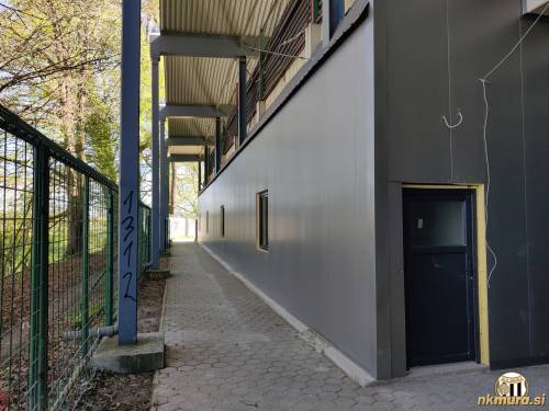 Pogled na slačilnice pod severno tribuno.