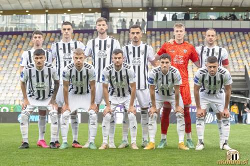 Začetna enajsterica Mure. Stojijo od leve: Šarić, Proleta, Čakš, Sadriu, Mihelak, Maruško. Čepijo: Kyziridis, Antolin, Kurtović, Trontelj in Maroša.