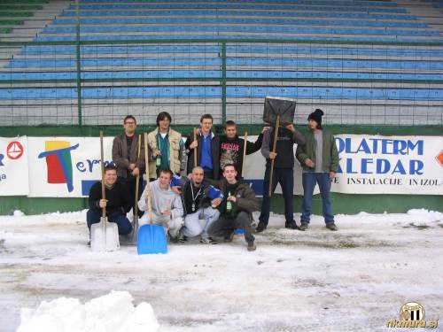Skupinska fotografija akterjev, ki so 13. marca 2004 pomagali pri čiščenju igrišča,