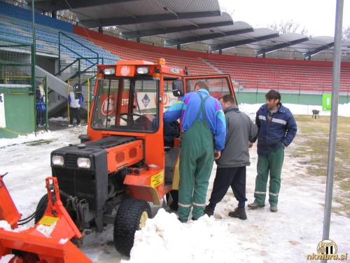 Pomagal je tudi traktor.