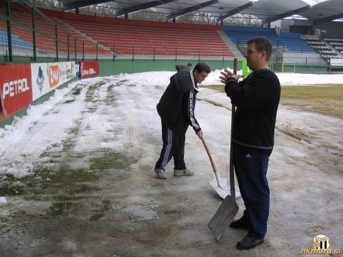 Čiščenje igrišča.