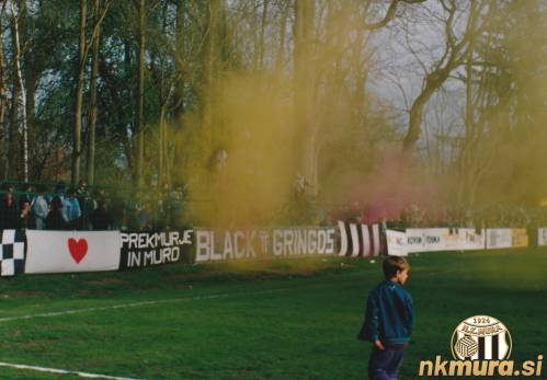 Navijaška skupina Black Gringos na tekmi Mura : Steklar.