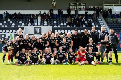 Od leve: Kolbl, Kocijan, Vindišar, Dolinar, Hrga, Sok, Cvetkovič, Jakšič, Serec, Adam, E. Kos, Vuzem, Müller, Kotnjek, Škerlak, Kršljin Stojič, Kokol. Sedijo: Hofman, Malakhova, Vilčnik, Đorđević, Rakovec, Truntič, Šoštarič Karič.