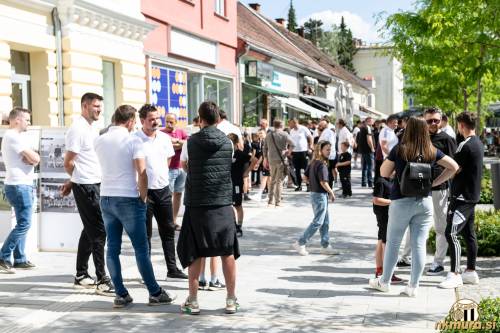 Obiskovalci na odprtju razstave.
