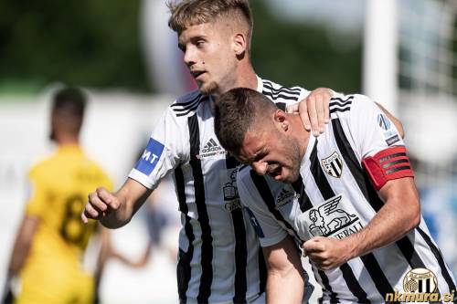 Niko Kasalo in Amadej Maroša ob proslavljanju zadetka.