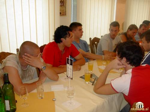 Drućenje v Vinski kleti Ljutomer. Od leve na nasprotni strani mize: Romano Obilinović, Bekim Kapić, Žarko Jeličić, Mitja Erniša, Alan Mesarič in Boštjan Zemljič.