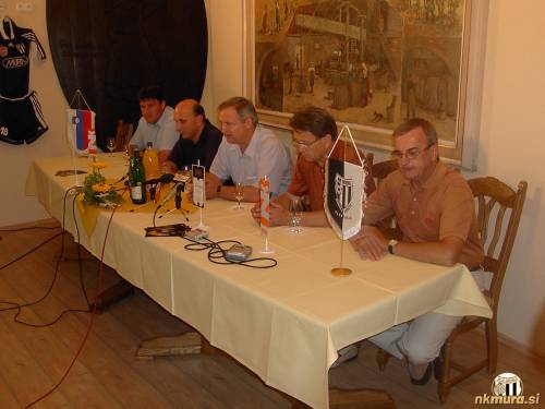 Novinarska konferenca. Od leve: Matevž Kadiš, Georg Suban, Ervin Kerčmar, Miroslav Blažević in Milan Mörec.