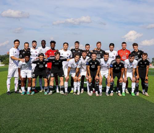 Skupinska fotografija obeh začetnih enajsteric. Zgornja vrsta od leve: __, Žiga Kous, ___, Sacko Konate, Tatenda Mkuruva, Justin Jun, Luka Turudija, Almin Kurtović, Mark Strajnar, ____, Florijan Raduha, Kai Cipot. Čepijo: Praise Maduekwe, Tilen Ščernjavič, Jaka Domjan, Steven Juncaj, Andres Chalbaud, Sandi Nuhanović, ___, Amadej Maroša, ___, Klemen Pucko.